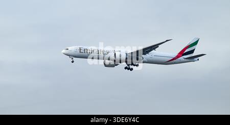 Seattle - 3 gennaio 2026; Emirates Boeing 777-300ER aerei passeggeri in preparazione all'atterraggio Foto Stock