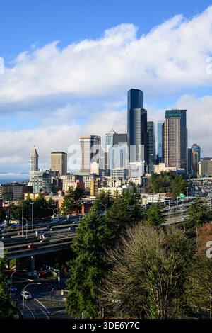 Seattle - 7 dicembre 2025; i grattacieli del quartiere centrale degli affari sorgono nel centro di Seattle sopra la superstrada Foto Stock