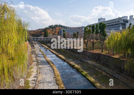 Il fiume Iwakura scorre lungo il Kyoto International Conference Center di Kyoto Foto Stock