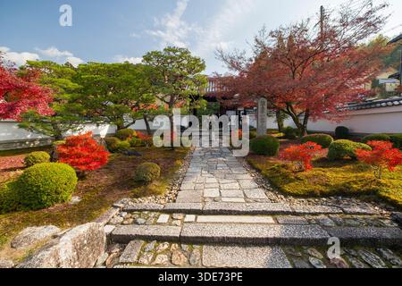 Il tempio di Enkōji a Kyoto presenta un paesaggio sereno con giardini meticolosamente curati. La fotografia mostra un percorso in pietra Foto Stock