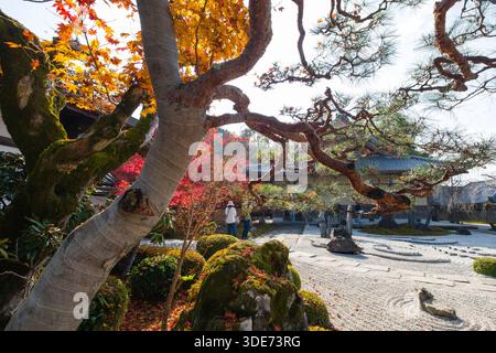 Il tempio di Enkōji a Kyoto presenta una vivace vegetazione autunnale all'interno del suo giardino Zen meticolosamente mantenuto. Foto Stock