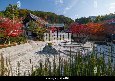Il tempio di Enkōji a Kyoto presenta un giardino Zen meticolosamente mantenuto, caratterizzato da ghiaia bianca accuratamente rastrellata e rocce strategicamente posizionate. Lo scen Foto Stock