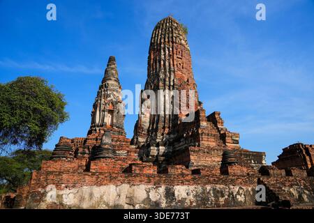 Il maestoso prang centrale di Wat Phra RAM nella città vecchia di Ayutthaya, nel centro della Thailandia Foto Stock