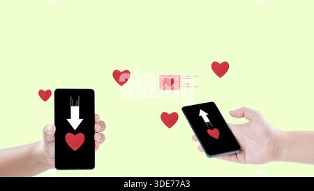 Due mani tengono in mano gli smartphone e inviano messaggi d'amore tramite Internet, illustrati da cuori e da una busta. Concetto di lungo Foto Stock