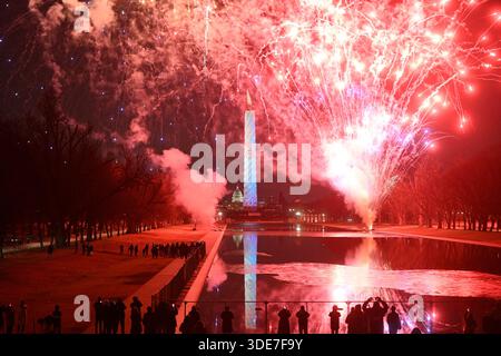 Washington, Stati Uniti. 5 gennaio 2026. I fuochi d'artificio eruttano dietro il Washington Monument durante la celebrazione del 250° anniversario degli Stati Uniti, Washington, DC, USA il 5 gennaio 2026. Foto di Olivier Douliery/ABACAPRESS.COM credito: Abaca Press/Alamy Live News Foto Stock