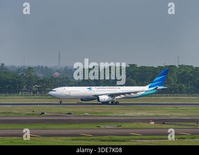 Giacarta, Indonesia - 25 ottobre 2017: Garuda Indonesia Airbus A330-300 durante il decollo presso l'aeroporto internazionale Soekarno-Hatta di Giacarta, Indonesia. Foto Stock
