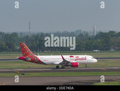 Giacarta, Indonesia - 25 ottobre 2017: Batik Air Airbus A320-200 durante il rullaggio all'Aeroporto Internazionale Soekarno-Hatta di Giacarta, Indonesia. Foto Stock