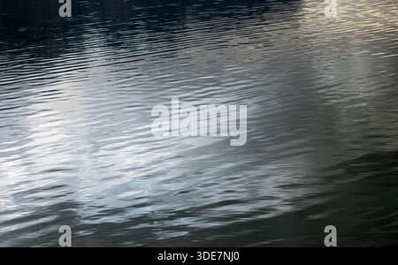 Riflessi di un cielo di aprile riflessi nelle calme acque di Lac Leman, Clarens, Svizzera Foto Stock