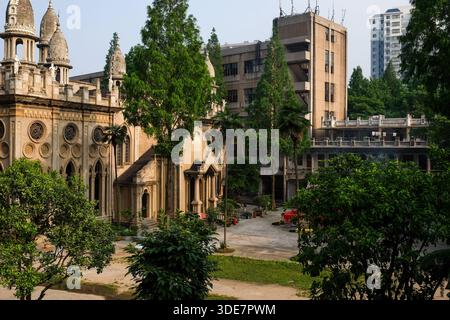 WUHAN, CINA - 31 MAGGIO 2015: Ampia vista del complesso del Tempio di Gude, che include la sala principale e gli edifici e gli alberi circostanti a Wuhan. Foto Stock
