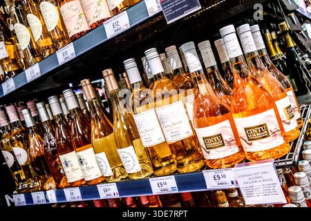 Londra Regno Unito, 5 gennaio 2025, Selezione di Popular Rose Wine in A Supermarket display Foto Stock