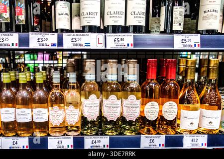 Londra Regno Unito, 5 gennaio 2025, Selezione di popolari bottiglie di vino rosso e rosa Foto Stock