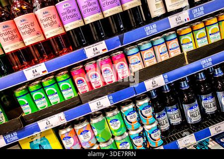 Londra Regno Unito, 5 gennaio 2025, Selezione di cocktail e bevande alcoliche a basso e senza alcol Foto Stock