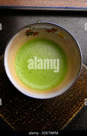 Primo piano della tradizionale ciotola giapponese con tè matcha verde fresco, Giappone. Foto Stock