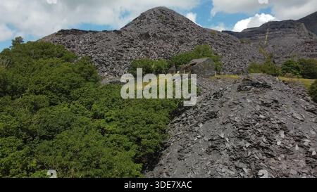 Veduta aerea degli edifici abbandonati delle cave di ardesia e delle pendici rovinate a Dinorwic Foto Stock