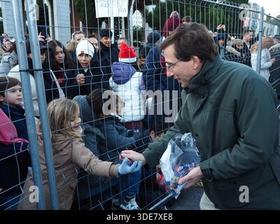 Madrid, Spagna. 5 gennaio 2026. Il sindaco di Madrid, Jose Luis Martinez-Almeida, distribuisce dolci alla tradizionale Parata dei tre Re a Madrid, in Spagna, dove l'arrivo dei tre saggi porta gioia a bambini e adulti. I galleggianti adornati di luci e colori passano davanti alla folla, e i dolci vengono lanciati alla folla. (Foto di Aaron Heredia/NurPhoto) credito: NurPhoto SRL/Alamy Live News Foto Stock
