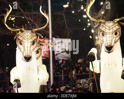 Madrid, Spagna. 5 gennaio 2026. Il 5 gennaio, ogni anno, migliaia di bambini a Madrid, Spagna, danno il benvenuto alla tradizionale Parata dei tre Re. L'arrivo dei tre saggi porta gioia a bambini e adulti, che sono sorpresi dai carri adornati di luci, colori e dolci gettati alla folla. (Foto di Aaron Heredia/NurPhoto) credito: NurPhoto SRL/Alamy Live News Foto Stock
