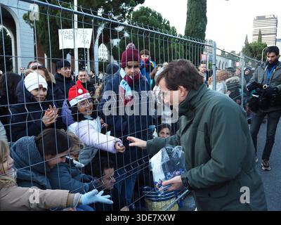 Madrid, Spagna. 5 gennaio 2026. Il sindaco di Madrid, Jose Luis Martinez-Almeida, distribuisce dolci alla tradizionale Parata dei tre Re a Madrid, in Spagna, dove l'arrivo dei tre saggi porta gioia a bambini e adulti. I galleggianti adornati di luci e colori passano davanti alla folla, e i dolci vengono lanciati alla folla. (Foto di Aaron Heredia/NurPhoto) credito: NurPhoto SRL/Alamy Live News Foto Stock