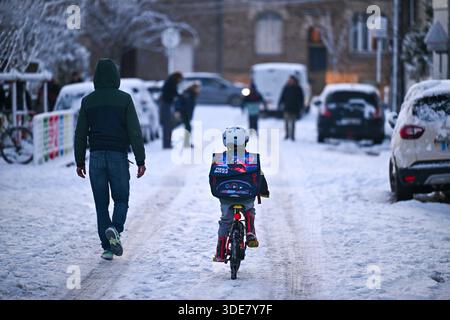 Nantes, Francia. 6 gennaio 2026. © PHOTOPQR/OUEST FRANCE/Franck Dubray ; Nantes ; 06/01/2026 ; la Loire-Atantique a été placée en vigilance Orange par météo France comme 23 départements en France pour des chutes de neige et verglas sur les Routes. (Foto Franck Dubray) nevicate in Francia, il 6 gennaio 2026 credito: MAXPPP/Alamy Live News Foto Stock