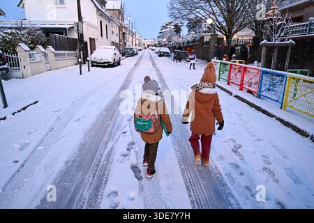 Nantes, Francia. 6 gennaio 2026. © PHOTOPQR/OUEST FRANCE/Franck Dubray ; Nantes ; 06/01/2026 ; la Loire-Atantique a été placée en vigilance Orange par météo France comme 23 départements en France pour des chutes de neige et verglas sur les Routes. (Foto Franck Dubray) nevicate in Francia, il 6 gennaio 2026 credito: MAXPPP/Alamy Live News Foto Stock