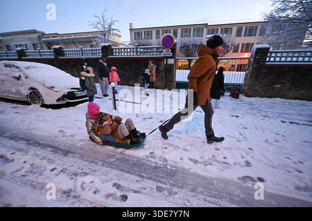 Nantes, Francia. 6 gennaio 2026. © PHOTOPQR/OUEST FRANCE/Franck Dubray ; Nantes ; 06/01/2026 ; la Loire-Atantique a été placée en vigilance Orange par météo France comme 23 départements en France pour des chutes de neige et verglas sur les Routes. (Foto Franck Dubray) nevicate in Francia, il 6 gennaio 2026 credito: MAXPPP/Alamy Live News Foto Stock