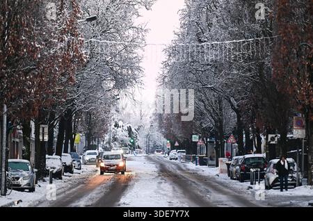 Nantes, Francia. 6 gennaio 2026. © PHOTOPQR/OUEST FRANCE/Franck Dubray ; Nantes ; 06/01/2026 ; la Loire-Atantique a été placée en vigilance Orange par météo France comme 23 départements en France pour des chutes de neige et verglas sur les Routes. (Foto Franck Dubray) nevicate in Francia, il 6 gennaio 2026 credito: MAXPPP/Alamy Live News Foto Stock