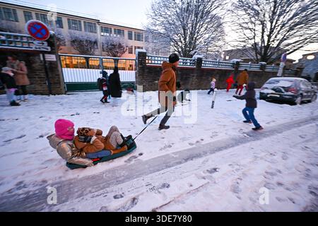 Nantes, Francia. 6 gennaio 2026. © PHOTOPQR/OUEST FRANCE/Franck Dubray ; Nantes ; 06/01/2026 ; la Loire-Atantique a été placée en vigilance Orange par météo France comme 23 départements en France pour des chutes de neige et verglas sur les Routes. (Foto Franck Dubray) nevicate in Francia, il 6 gennaio 2026 credito: MAXPPP/Alamy Live News Foto Stock