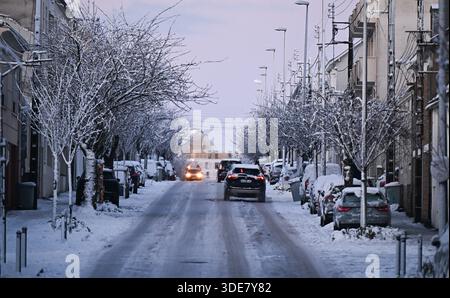 Nantes, Francia. 6 gennaio 2026. © PHOTOPQR/OUEST FRANCE/Franck Dubray ; Nantes ; 06/01/2026 ; la Loire-Atantique a été placée en vigilance Orange par météo France comme 23 départements en France pour des chutes de neige et verglas sur les Routes. (Foto Franck Dubray) nevicate in Francia, il 6 gennaio 2026 credito: MAXPPP/Alamy Live News Foto Stock