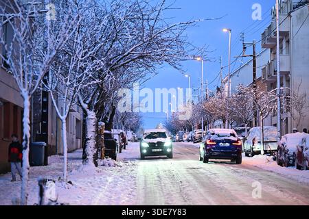 Nantes, Francia. 6 gennaio 2026. © PHOTOPQR/OUEST FRANCE/Franck Dubray ; Nantes ; 06/01/2026 ; la Loire-Atantique a été placée en vigilance Orange par météo France comme 23 départements en France pour des chutes de neige et verglas sur les Routes. (Foto Franck Dubray) nevicate in Francia, il 6 gennaio 2026 credito: MAXPPP/Alamy Live News Foto Stock