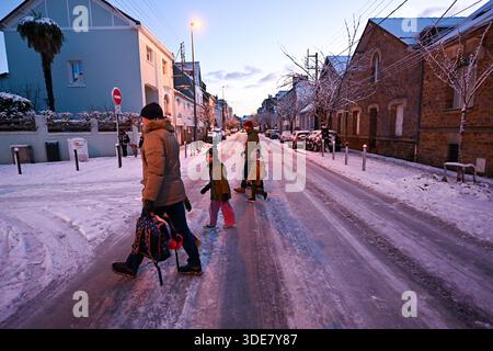 Nantes, Francia. 6 gennaio 2026. © PHOTOPQR/OUEST FRANCE/Franck Dubray ; Nantes ; 06/01/2026 ; la Loire-Atantique a été placée en vigilance Orange par météo France comme 23 départements en France pour des chutes de neige et verglas sur les Routes. (Foto Franck Dubray) nevicate in Francia, il 6 gennaio 2026 credito: MAXPPP/Alamy Live News Foto Stock