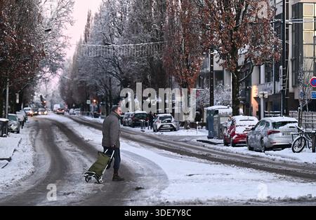 Nantes, Francia. 6 gennaio 2026. © PHOTOPQR/OUEST FRANCE/Franck Dubray ; Nantes ; 06/01/2026 ; la Loire-Atantique a été placée en vigilance Orange par météo France comme 23 départements en France pour des chutes de neige et verglas sur les Routes. (Foto Franck Dubray) nevicate in Francia, il 6 gennaio 2026 credito: MAXPPP/Alamy Live News Foto Stock