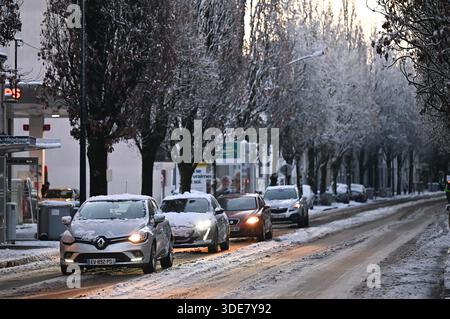 Nantes, Francia. 6 gennaio 2026. © PHOTOPQR/OUEST FRANCE/Franck Dubray ; Nantes ; 06/01/2026 ; la Loire-Atantique a été placée en vigilance Orange par météo France comme 23 départements en France pour des chutes de neige et verglas sur les Routes. (Foto Franck Dubray) nevicate in Francia, il 6 gennaio 2026 credito: MAXPPP/Alamy Live News Foto Stock