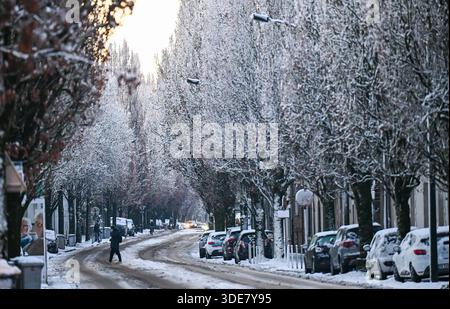 Nantes, Francia. 6 gennaio 2026. © PHOTOPQR/OUEST FRANCE/Franck Dubray ; Nantes ; 06/01/2026 ; la Loire-Atantique a été placée en vigilance Orange par météo France comme 23 départements en France pour des chutes de neige et verglas sur les Routes. (Foto Franck Dubray) nevicate in Francia, il 6 gennaio 2026 credito: MAXPPP/Alamy Live News Foto Stock
