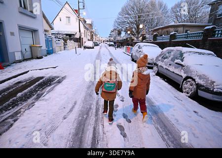 Nantes, Francia. 6 gennaio 2026. © PHOTOPQR/OUEST FRANCE/Franck Dubray ; Nantes ; 06/01/2026 ; la Loire-Atantique a été placée en vigilance Orange par météo France comme 23 départements en France pour des chutes de neige et verglas sur les Routes. (Foto Franck Dubray) nevicate in Francia, il 6 gennaio 2026 credito: MAXPPP/Alamy Live News Foto Stock
