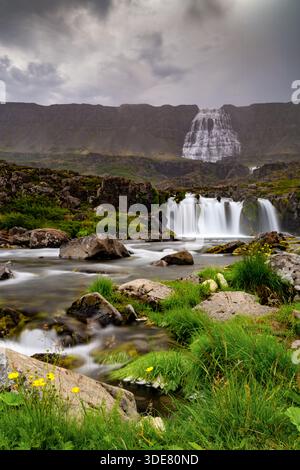 Una vista delle cascate Baejarfoss e Dynjandi nei Westfjords dell'Islanda Foto Stock