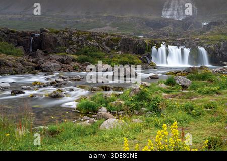 Una vista delle cascate Baejarfoss e Dynjandi nei Westfjords dell'Islanda Foto Stock