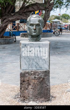 Statua metallica del giovane Charles Darwin nel centro della città, Puerto Baquerizo Moreno, isola di San Cristóbal, isole Galápagos, Ecuador Foto Stock