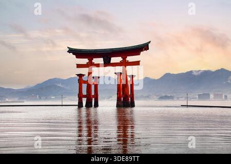 Itsukushima (Miyajima), Giappone, 07/04/2016 Descrizione: Grande porta galleggiante Torii di Itsukushima Santuario all'alba, Miyajima Foto Stock