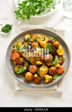 Stufato vegetariano con verdure miste sul piatto su sfondo chiaro. Foto Stock