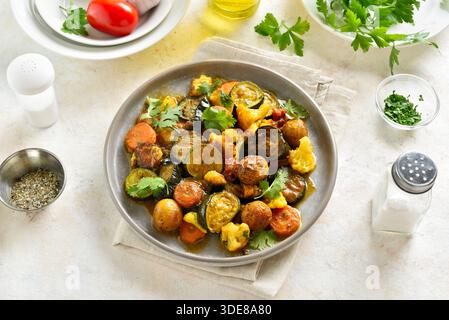 Stufato vegetariano con verdure miste sul piatto su sfondo chiaro. Foto Stock