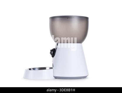 Vista laterale dell'alimentatore automatico per animali domestici che fornisce cibo temporizzato per cani e gatti, isolato su sfondo bianco Foto Stock