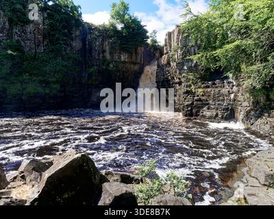 High Force, una splendida cascata sul fiume Tees in Inghilterra, la sua altezza di 70 piedi (21 metri) e il suo potente flusso sono spettacolari. Foto Stock