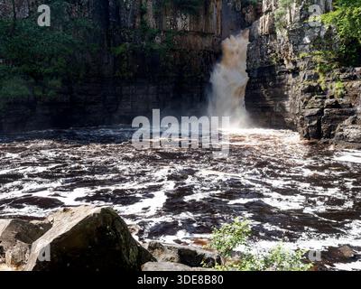 High Force, una splendida cascata sul fiume Tees in Inghilterra, la sua altezza di 70 piedi (21 metri) e il suo potente flusso sono spettacolari. Foto Stock