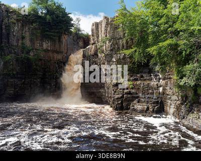High Force, una splendida cascata sul fiume Tees in Inghilterra, la sua altezza di 70 piedi (21 metri) e il suo potente flusso sono spettacolari. Foto Stock