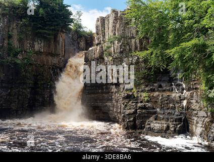 High Force, una splendida cascata sul fiume Tees in Inghilterra, la sua altezza di 70 piedi (21 metri) e il suo potente flusso sono spettacolari. Foto Stock