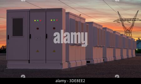 Impianti di stoccaggio dell'energia elettrica sullo sfondo di linee di trasmissione ad alta tensione Foto Stock