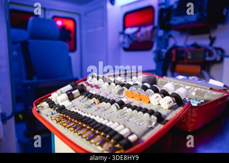 Primo piano di ampolle con farmaci in ambulanza auto di servizio medico di emergenza. Foto Stock