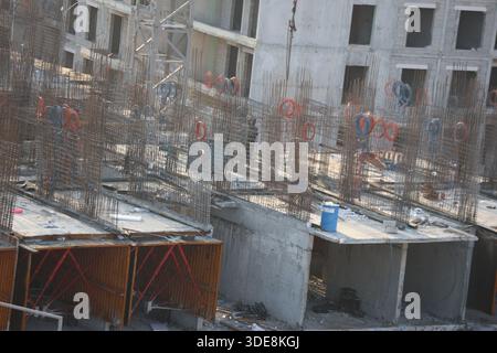 Fondamenta in cemento armato in costruzione. Fondazioni in calcestruzzo con tondini verticali in acciaio Foto Stock
