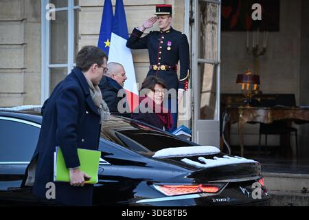 Parigi, Francia. 6 gennaio 2026. Il ministro francese dell'Agricoltura, dell'Agricoltura e della sovranità alimentare Annie Genevard arriva per un incontro sulla situazione degli agricoltori e dell'agricoltura con il primo ministro Sebastien Lecornu all'Hotel de Matignon il 6 gennaio 2026. Foto di Tomas Stevens/ABACAPRESS.COM credito: Abaca Press/Alamy Live News Foto Stock