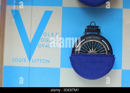 Primo piano di una vetrina di lusso in bianco e blu Louis Vuitton 'Volez Voguez Voyagez' nel quartiere della moda di Firenze, Italia Foto Stock