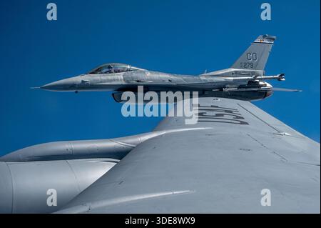 Un F-16C Fighting Falcon della U.S. Air Force assegnato al 119th Expeditionary Fighter Squadron, schierato alla base aerea di Kadena, vola fuori dall'ala destra Foto Stock